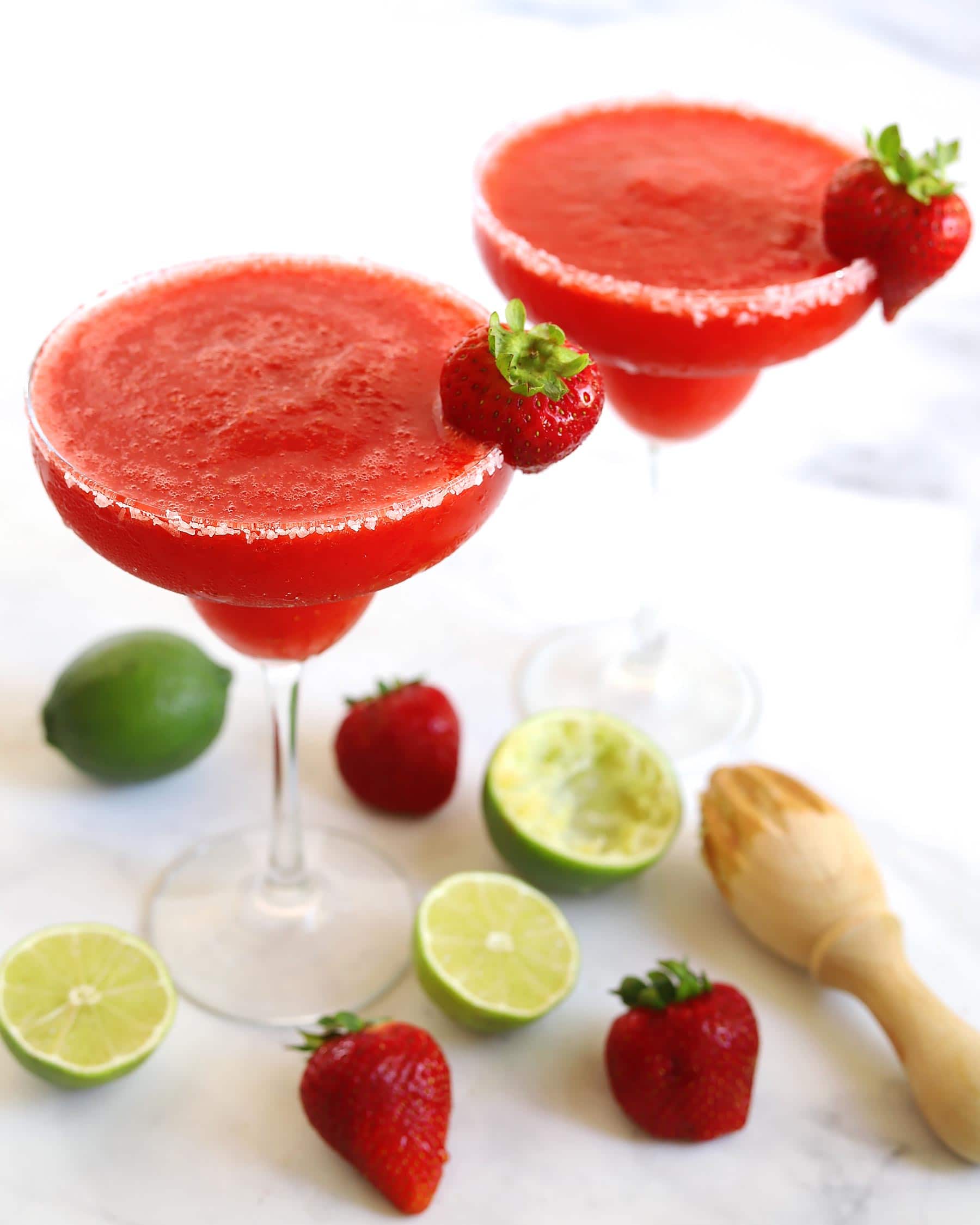 THE SELTZERITA - Margarita meets hard seltzer!! #ad Msg 4 21+ So refreshing and easy to make! Perfect for game day or really any occasion! These strawberry seltzeritas are gluten free, have no added sugar, and only take about 5 minutes to make! #BudLightSeltzerRecipe #UnquestionablyGood #SeltzerSZN #hardseltzer #healthycocktail #margarita #strawberrymargarita 